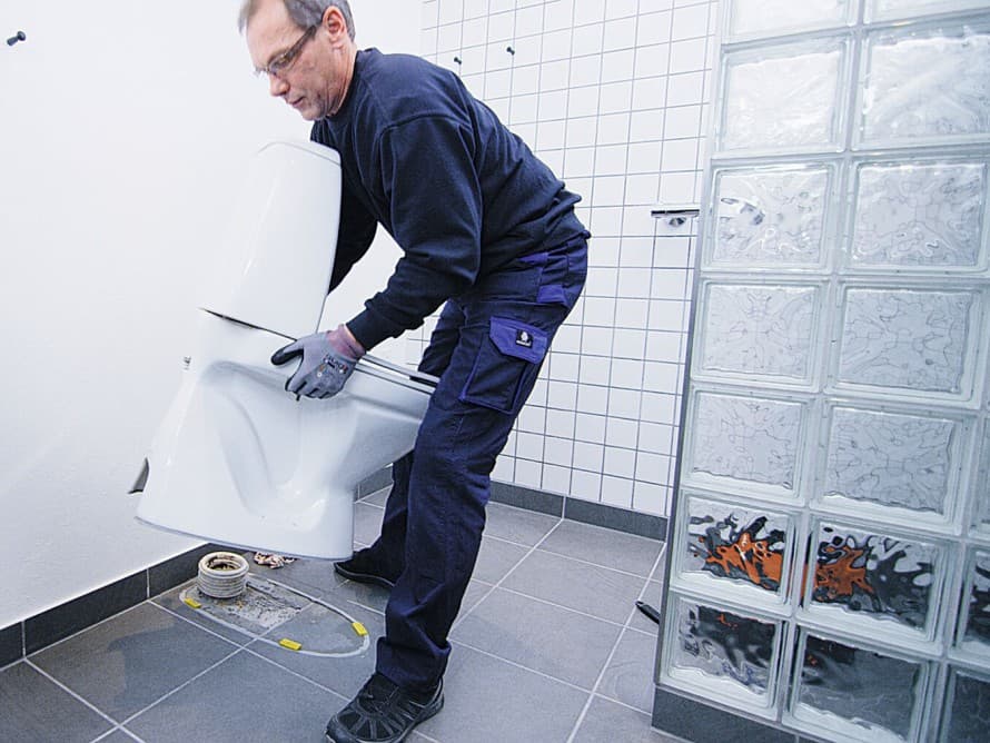 Ammattilaisen apu remonttitöissä on usein välttämätöntä, sillä kaikkea ei voi tehdä yksin. Ammattilaisen apu remonttitöissä on usein välttämätöntä, sillä kaikkea ei voi tehdä yksin.